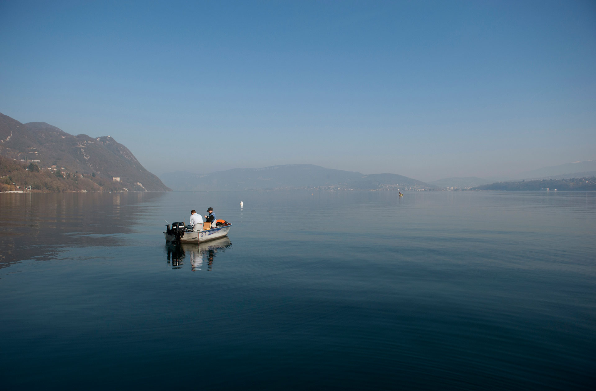 Barque et pecheurs sur lac