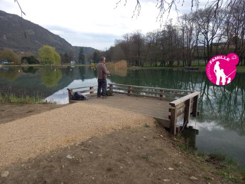 Ponton pêche plan d'eau Challes les Eaux