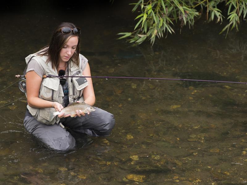 Pauline PECORA qui vient de pêcher un ombre commun