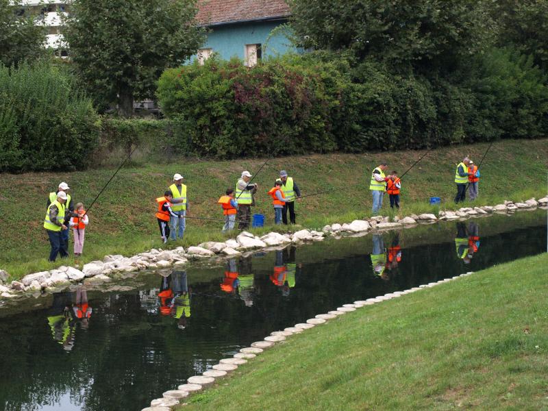 Atelier pêche avec les élèves d'une école